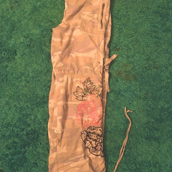 VENUS Camo Capri Pants Size 8 - Picture 2 of 10